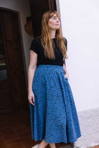 Falda maxi larga azul con flores negras con bolsillos- Ropa mujer SusiSweetdress