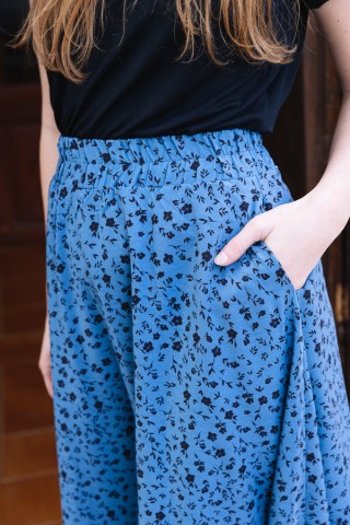 Falda maxi larga azul con flores negras con bolsillos- Ropa mujer SusiSweetdress