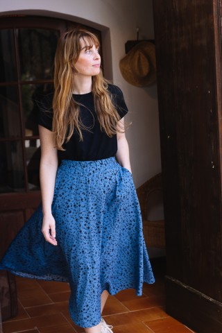 Falda maxi larga azul con flores negras con bolsillos- Ropa mujer SusiSweetdress
