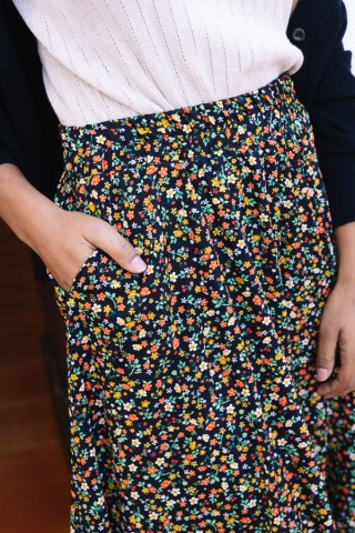 Falda maxi larga negra con florecitas colores con bolsillos- Ropa mujer SusiSweetdress