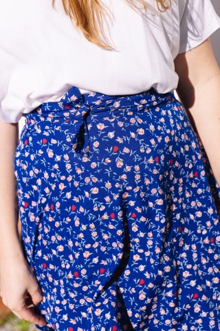 Falda cruzada midi azul con tulipanes blancos- Ropa mujer SusiSweetdress