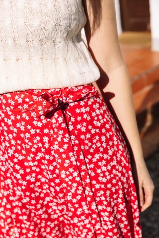 Falda maxi larga cruzada roja con margaritas blancas- Ropa mujer SusiSweetdress