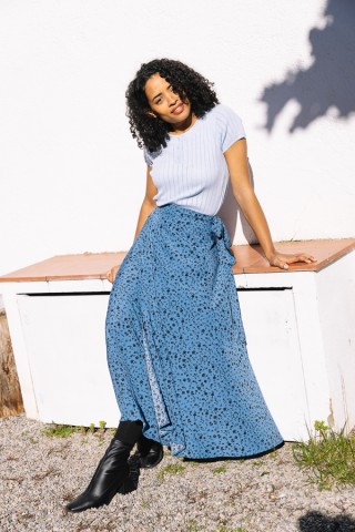 Falda maxi larga cruzada azul con flores negras- Ropa mujer SusiSweetdress