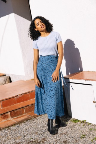 Falda maxi larga cruzada azul con flores negras- Ropa mujer SusiSweetdress