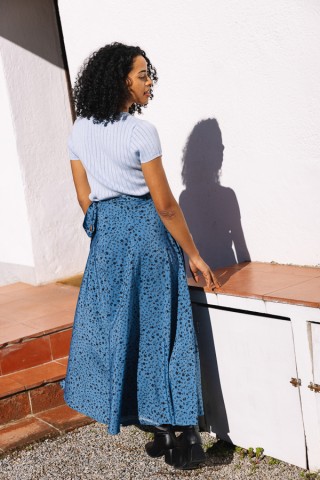 Falda maxi larga cruzada azul con flores negras- Ropa mujer SusiSweetdress