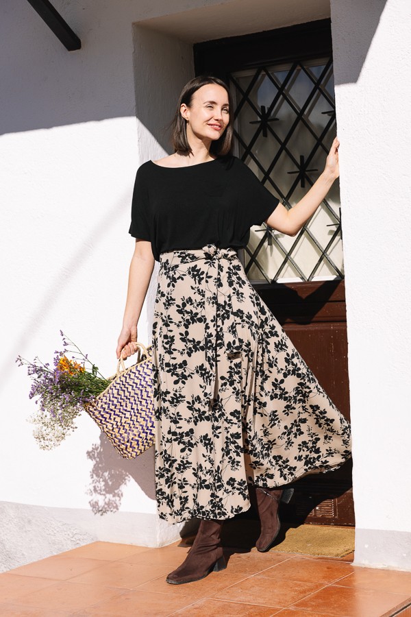 Falda maxi larga cruzada beis oscuro con flores negros - Ropa mujer SusiSweetdress