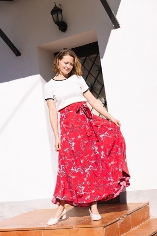 Falda maxi larga cruzada roja con ramos de flores blancos - Ropa mujer SusiSweetdress