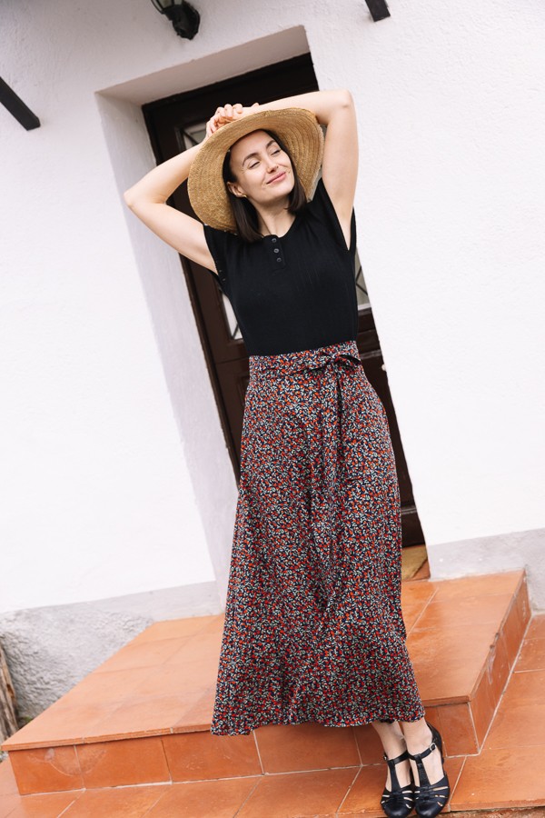 Falda maxi larga cruzada azul marino con florecitas rojas- Ropa mujer SusiSweetdress