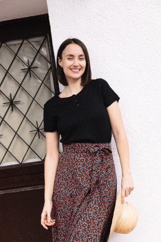 Falda maxi larga cruzada azul marino con florecitas rojas- Ropa mujer SusiSweetdress