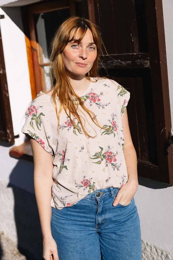 Camiseta SusiSweetdress beis con flores- Ropa mujer SusiSweetdress