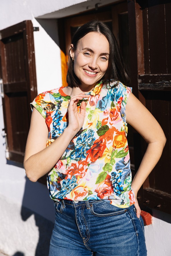 Camiseta SusiSweetdress blanca con flores color flúor- Ropa mujer SusiSweetdress