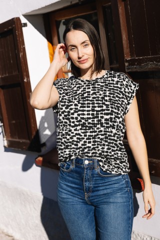 Camiseta SusiSweetdress blanca con manchas negras- Ropa mujer SusiSweetdress