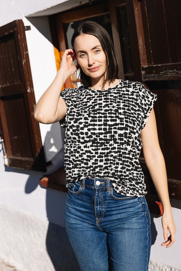 Camiseta SusiSweetdress blanca con manchas negras- Ropa mujer SusiSweetdress