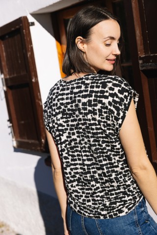 Camiseta SusiSweetdress blanca con manchas negras- Ropa mujer SusiSweetdress