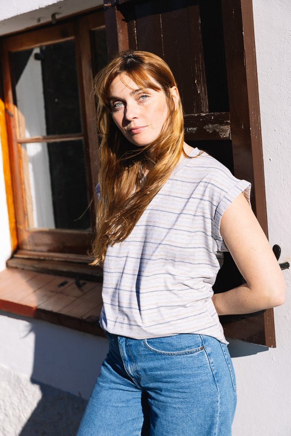 Camiseta SusiSweetdress gris con líneas plateadas y doradas- Ropa mujer SusiSweetdress