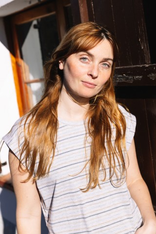 Camiseta SusiSweetdress gris con líneas plateadas y doradas- Ropa mujer SusiSweetdress