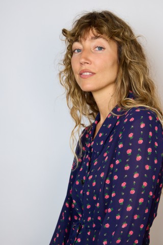 Camisa vintage azul marino con rosas rojas- Ropa mujer SusiSweetdress