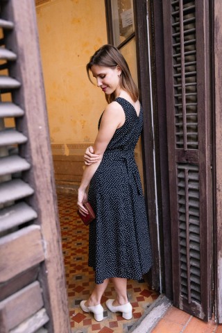 Vestido escotado negro con estampado pequeño beis- Colección SusiSweetdress