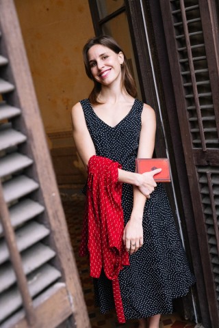 Vestido escotado negro con estampado pequeño beis- Colección SusiSweetdress