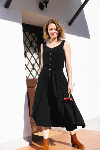 Vestid negro con tirantes con mucho vuelo Colección SusiSweetdress