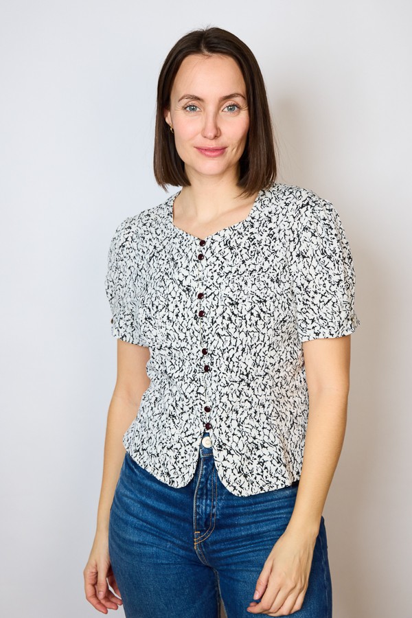Camisa vintage blanca con estampado abstracto negro- Ropa mujer SusiSweetdress