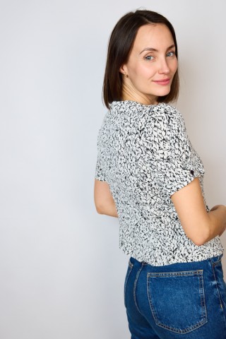 Camisa vintage blanca con estampado abstracto negro- Ropa mujer SusiSweetdress