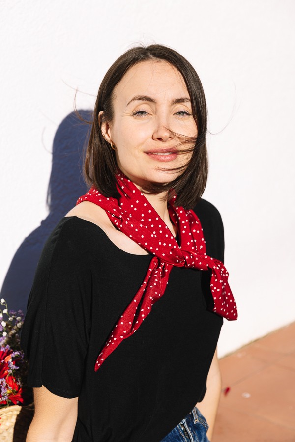 Pañuelo triangular rojo con puntos blancos -Complementos SusiSweetdress