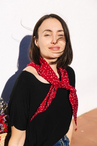 Pañuelo triangular rojo con puntos blancos -Complementos SusiSweetdress