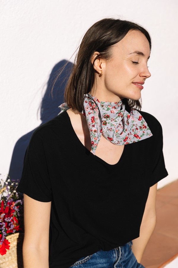 Pañuelo gris con flores rojas -Complementos SusiSweetdress