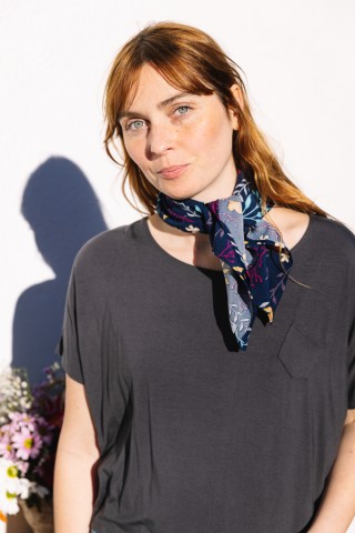 Pañuelo azul marino con flores colores-Complementos SusiSweetdress