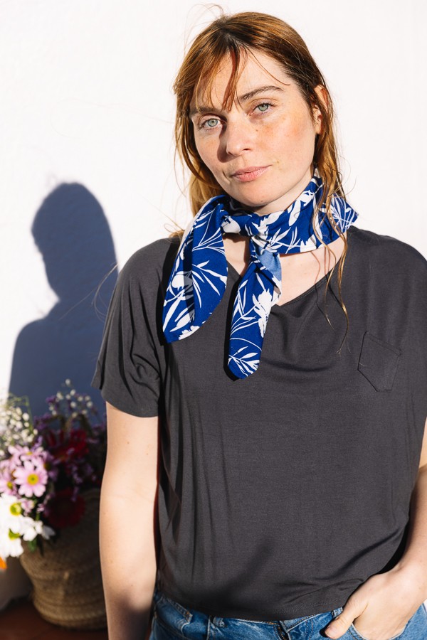 Pañuelo azul con flores blancas -Complementos SusiSweetdress