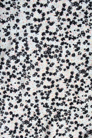 Pañuelo triangular blanco con flores negras -Complementos SusiSweetdress