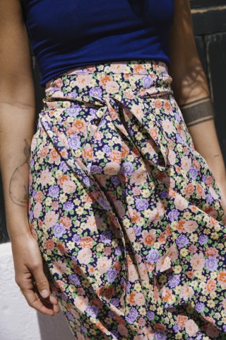 Falda midi cruzada azul con flores pastel- Ropa mujer SusiSweetdress
