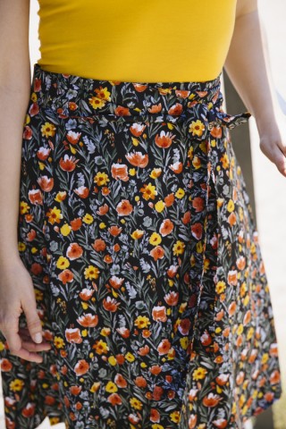 Falda midi cruzada negra con florecitas amarillas y naranjas- Ropa mujer SusiSweetdress