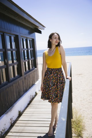 Falda midi cruzada negra con florecitas amarillas y naranjas- Ropa mujer SusiSweetdress