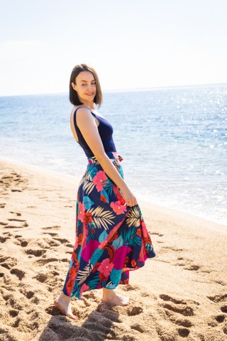 Falda maxi larga cruzada azul con flores de colores tropicales- Ropa mujer SusiSweetdress