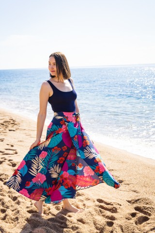Falda maxi larga cruzada azul con flores de colores tropicales- Ropa mujer SusiSweetdress