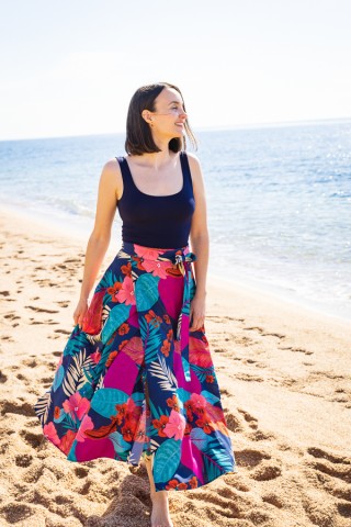 Falda maxi larga cruzada azul con flores de colores tropicales- Ropa mujer SusiSweetdress