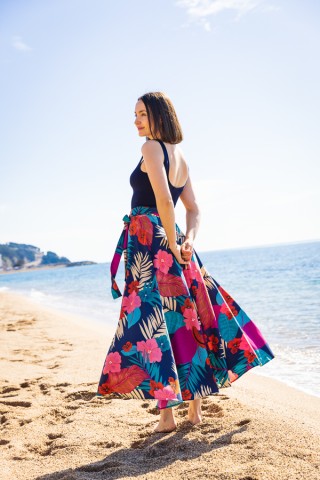 Falda maxi larga cruzada azul con flores de colores tropicales- Ropa mujer SusiSweetdress