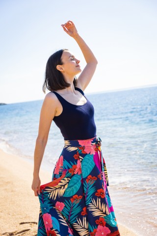 Falda maxi larga cruzada azul con flores de colores tropicales- Ropa mujer SusiSweetdress