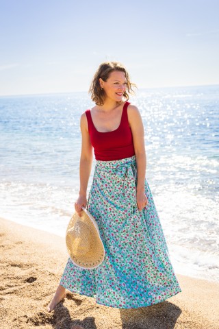 Falda maxi larga cruzada verde floúr con flores rojas y verdes- Ropa mujer SusiSweetdress