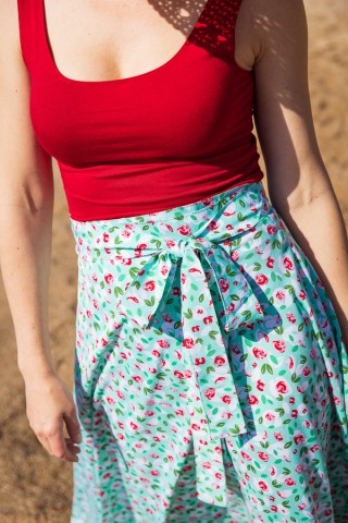 Falda maxi larga cruzada verde floúr con flores rojas y verdes- Ropa mujer SusiSweetdress