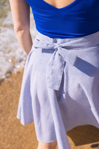 Falda midi cruzada blanca con rayas  finas azules - Ropa mujer SusiSweetdress