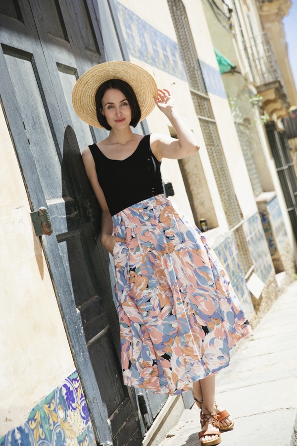 Falda maxi larga blanca con flores azules y naranjas  con bolsillos- Ropa mujer SusiSweetdress