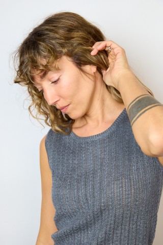 Camiseta básica SusiSweetdress gris entre calada sin manga- Ropa SusiSweetdress