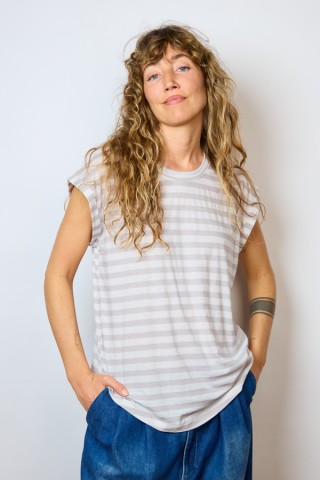 Camiseta SusiSweetdress blanca con rayas grises- Ropa mujer SusiSweetdress