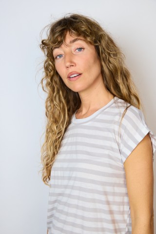 Camiseta SusiSweetdress blanca con rayas grises- Ropa mujer SusiSweetdress