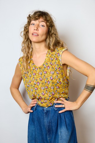 Camiseta SusiSweetdress ocre con flores colores- Ropa mujer SusiSweetdress