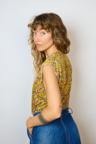 Camiseta SusiSweetdress ocre con flores colores- Ropa mujer SusiSweetdress
