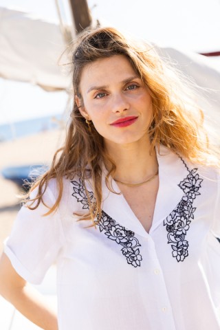 Camisa vintage blanca con bordado azul marino de flores- Ropa mujer SusiSweetdress